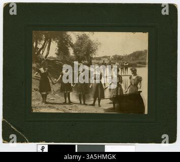 Dieses Foto zeigt Gouverneur John A. Johnson und seine Frau am Lake Emily in Kasota Township östlich von St. Peter. Die Gruppe wird in Badeanzügen am See abgebildet. Stockfoto