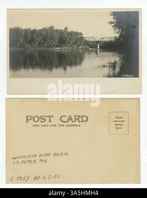 Diese Postkarte zeigt die Broadway Bridge, die den Minnesota River bei St. Peter überspannt und einen Blick auf den Fluss und die Brückenstruktur bietet. Stockfoto