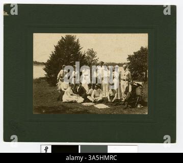 Dieses Foto zeigt Gouverneur John A. Johnson und seine Frau mit Freunden am Lake Emily östlich von St. Peter, wobei Gouverneur Johnson von links an zweiter Stelle steht. Stockfoto