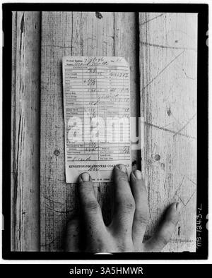 Ein halbmonatiger Lohnbeleg der Kingston Pocahontas Coal Company, Exeter Mine, in Welch, McDowell County, West Virginia. Die Abbildung zeigt die typischen Dokumentationsarbeiter, die sie für ihre Arbeit erhalten haben. Stockfoto