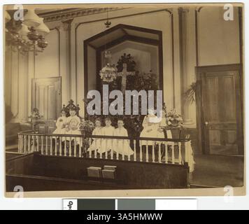 Dieses Foto zeigt mehrere Kinder am Altar der methodistischen Kirche in St. Peter, an der nordwestlichen Ecke der Fünften und Nassau Straße. Stockfoto