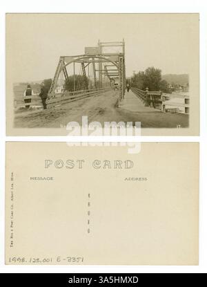 Diese Postkartenansicht zeigt die Broadway Bridge in St. Peter, die den Minnesota River überspannt. Die Brücke war von 1887 bis 1929 in Betrieb, bevor sie ersetzt wurde. Stockfoto