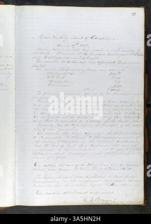 Dieses historische Buch des St. Peter School Board deckt den Zeitraum von 1865 bis 1899 ab und beschreibt die Verwaltung der Schulen in St. Peter, einschließlich Personal, Finanzen und Baupläne. Außerdem werden die Gouverneure von Minnesota Swift, Austin und McGill aufgeführt. Stockfoto