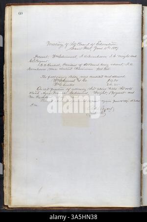 Dieses Buch enthält die Protokolle des St. Peter School Board von 1865 bis 1899, in denen Schulleitung, Personal, Finanzunterlagen und der Bau neuer Schulen dokumentiert werden. Die Namen von drei Gouverneuren von Minnesota erscheinen im Hauptbuch. Stockfoto