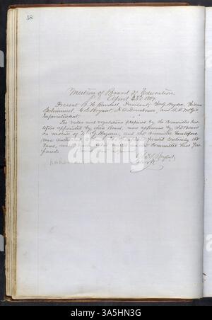Dieses historische Buch des St. Peter School Board umfasst Sitzungen und Entscheidungen von 1865 bis 1899, einschließlich der Namen des Personals, der Finanzdaten und der Details zum Neubau der Schule. Das Hauptbuch erwähnt auch drei Gouverneure von Minnesota. Stockfoto