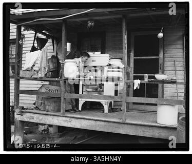 Der Sohn eines Bergarbeiters, von Mrs. Judy Lester, steht auf der hinteren Veranda ihres 6-Zimmer-Hauses in Welch, McDowell County, West Virginia. Das Haus vermietet für $11 monatlich, aber es fehlt an fließendem Wasser. Die Familie ist mit der Kingston Pocahontas Coal Company und der Exeter Mine verbunden. Nationalarchiv - Standbilder. Stockfoto