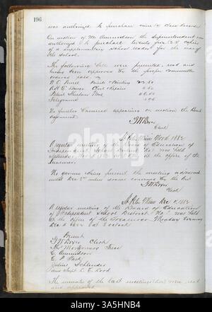 Von 1865 bis 1899 führte das St. Peter School Board ein Buch mit Protokollen ihrer Sitzungen, das Informationen über die Personalausstattung, die Ausgaben und die neuen Schulprojekte des Schulsystems enthielt. Das Hauptbuch erfasst drei Gouverneure von Minnesota: Henry A. Swift, Horace Austin und Andrew R. McGill. Stockfoto