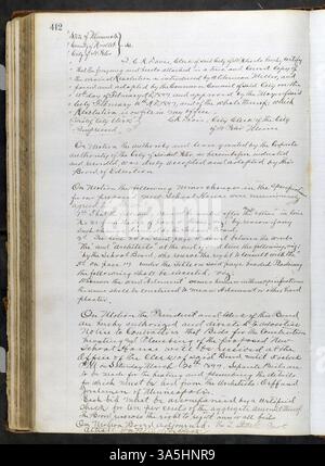 Dieses Buch, das 1865 bis 1899 abdeckt, enthält detaillierte Protokolle des St. Peter School Board, in denen das Bildungssystem, einschließlich Personal, Ausgaben und Schulbauprojekte in St. Peter, Minnesota, hervorgehoben wird. Er erwähnt die Beteiligung von drei Gouverneuren von Minnesota. Stockfoto