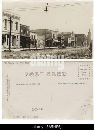Diese Postkarte zeigt Gebäude entlang der Ostseite der South Minnesota Avenue in St. Peter. Das St. Peter Music Co.-Gebäude befindet sich auf der linken Seite, nahe der Kreuzung mit der Nassau Street, und das Nicollet County Courthouse auf der rechten Seite. Stockfoto