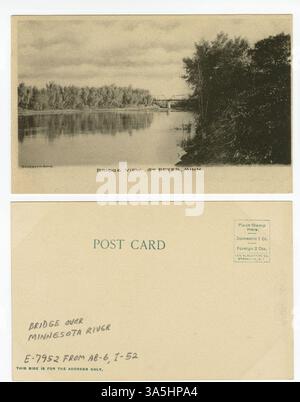 Diese Postkarte zeigt die Broadway Bridge über den Minnesota River in St. Peter und zeigt ihr Design und ihre Lage in der Stadt. Stockfoto