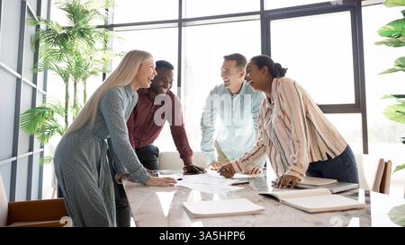 Multi-ethnische Geschäftsleute, die in modernen Sitzungsräumen an gemeinsamen Meetings teilnahmen, Ideen austauschen, erfolgreiche und produktive Teamarbeit genießen, haben s Stockfoto