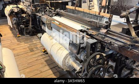 Vintage alte Webstuhl Maschine Gusseisen Prozess Tuch Herstellung. Manufaktura Museum in Łódź Stockfoto
