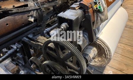 Vintage alte Webstuhl Maschine Gusseisen Prozess Tuch Herstellung. Manufaktura Museum in Łódź Stockfoto