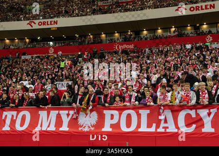 Die Anhänger Polens sind während der Europameisterschaft für das Spiel der FIFA-Weltmeisterschaft 2026 zwischen Polen und Litauen im PGE Narodowy-Stadion zu sehen. Stockfoto