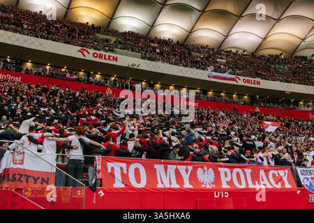 Die Anhänger Polens sind während der Europameisterschaft für das Spiel der FIFA-Weltmeisterschaft 2026 zwischen Polen und Litauen im PGE Narodowy-Stadion zu sehen. Stockfoto