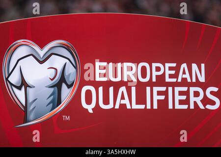 Eine Ansicht des Logos für die europäischen Qualifikationsspiele für das Spiel der FIFA Fussball-Weltmeisterschaft 2026 zwischen Polen und Litauen bei PGE Narodowy S Stockfoto