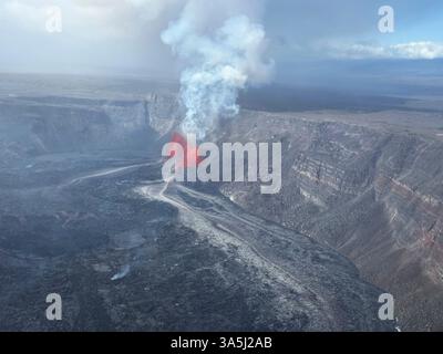 Kilauea, Vereinigte Staaten von Amerika. 11. März 2025. Lavafrünne schießen 160 Meter hoch in die Luft vom Nord- und Südauslass, der in den Boden des Halemaumau-Kraters auf dem Gipfel des Kīlauea of Hawaii Volcanoes National Park fließt, 11. März 2025 in der Nähe von Hilo, Hawaii. Quelle: Matthew Patrick/USGS/Alamy Live News Stockfoto