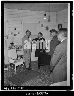 Konteradmiral Joel T. Boone spricht mit Frau Marion W. Griffith, einer registrierten Krankenschwester in der Apotheke der Christopher Coal Company in Osage, West Virginia, und hebt die Rolle des Gesundheitswesens im Kohlebergbau hervor. Stockfoto
