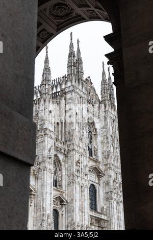 Außenansicht des Mailänder Doms (Duomo di Milano), Blick durch Galleria Vittorio Emanuele II Bogen, Mailand, Lombardei, Italien Stockfoto