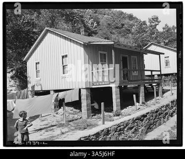 Ein neues Haus, das von der Panther Red Ash Coal Corporation für Arbeiter in der Douglas Mine in Panther, McDowell County, West Virginia gebaut wurde. Das Haus hat ein Inneres aus Steinblech, aber es fehlt an fließendem Wasser und Schirmen. Stockfoto