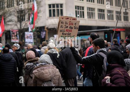 London, Großbritannien. März 2025. Demonstranten marschieren durch Zentral-London während der jährlichen Al-Quds-Day-Kundgebung zur Unterstützung Palästinas. Die Menge zog von Marble Arch in Richtung BBC Portland Place, hielt Banner und sang in Solidarität mit den Palästinensern. Laura Gaggero /Alamy Live News Stockfoto
