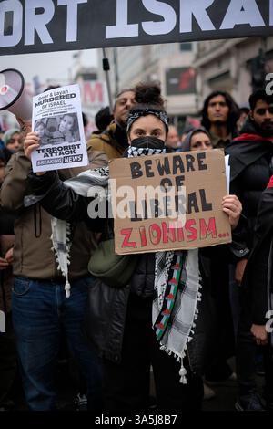 London, Großbritannien. März 2025. Der Demonstrant posiert für ein Foto. Während des Al-Quds-Tages-marsches durch Zentral-London winken palästinensische Flaggen und halten Banner. Laura Gaggero /Alamy Live News Stockfoto