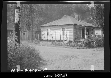 Die Vorderansicht eines Hauses (Nr. 2 vermessen) und anderer in der Algoma Block Coal Company Mine in Lothair, Perry County, Kentucky. Das Bild zeigt Wohnhäuser für Bergbaufamilien. Stockfoto