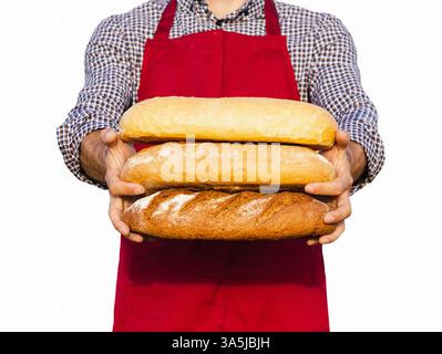 Isolierter Bäcker in roter Schürze, der drei Brote hält Stockfoto