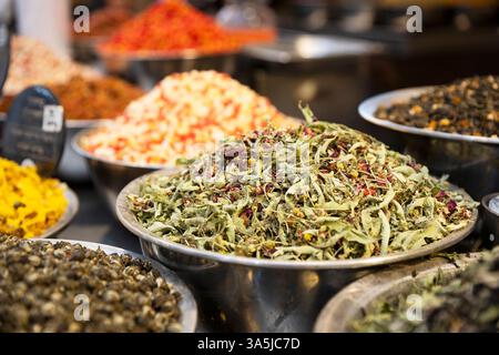 Linden, Oregano, Kamille und rote Rosenblüten Tee zum Verkauf in einer Schüssel. Stockfoto