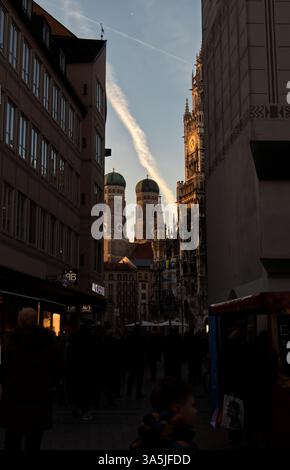 MÜNCHEN, DEUTSCHLAND 21. FEBRUAR 2025: Menschen gehen in der Münchner Innenstadt. Stockfoto