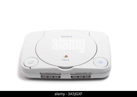 Fotostudio am 19. März 2025. SonyPlaystation PS One Spielkonsole auf weißem Hintergrund Stockfoto
