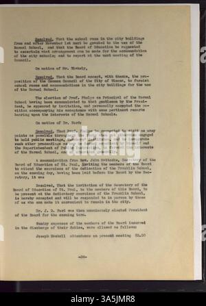 Diese Publikation erfasst das Sitzungsprotokoll des Minnesota State Normal Board, in dem die Entwicklung und Erweiterung des staatlichen Universitätssystems behandelt wird. Es enthält Details zu Einstellung von Lehrkräften, Kündigungen, finanziellen Angelegenheiten, Lehrplan und der Einrichtung von Schulen wie St. Cloud und Mankato Normal Schools. Stockfoto