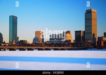 Vor der Skyline von Boston steht ein gefrorener Charles River Stockfoto