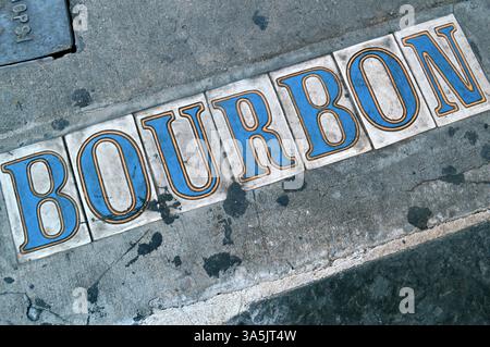 Eine Straßenmarkierung der Bourbon Street im French Quarter von New Orleans Stockfoto