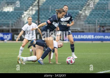 Melbourne, Australien. März 2025. Melbourne, Victoria, Australien, 21. März 2025 Sara D’Appolonia (13 Melbourne Victory) vermeidet es, während des A-League-Spiels zwischen Melbourne Victory und Newcastle Jets im Heimstadion der Matildas in Melbourne, Australien, foult zu werden. (Beck Hartley/SPP) Credit: SPP Sport Press Photo. /Alamy Live News Stockfoto