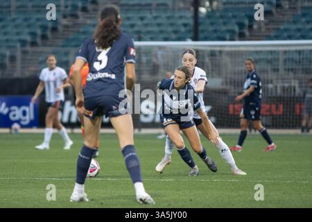 Melbourne, Australien. März 2025. Melbourne, Victoria, Australien, 21. März 2025 Sara D'Appolonia (13 Melbourne Victory) in Aktion mit dem Ball während des A-League Womens Spiels zwischen Melbourne Victory und Newcastle Jets im Heimstadion der Matildas in Melbourne, Australien. (Beck Hartley/SPP) Credit: SPP Sport Press Photo. /Alamy Live News Stockfoto