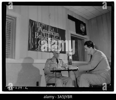 Konteradmiral Joel T. Boone spricht über den WCBS-Radiosender in Springfield, Illinois, und gibt wahrscheinlich Informationen oder eine öffentliche Ansprache. Stockfoto