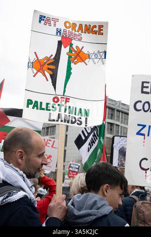 Am 22. März 2025 versammeln sich Demonstranten in der Nähe der israelischen Botschaft in London, um gegen den umstrittenen Bombenanschlag auf Gaza zu protestieren, bei dem rund 200 Chi ums Leben kamen Stockfoto