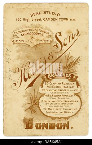 Rückseite der originalen edwardianischen Kabinettskarte, Werbung für die Dienste und Zweige der Fotografen - aus dem Fotostudio von Hellis & Sons Photographs, London, vom Juli 1907. Stockfoto