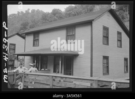Eine Vorderansicht von Haus Nr. 5, einer Pension in der Georges Creek Mine der Georges Creek Coal Company in Hetzel, Logan County, West Virginia. Diese Pension wurde in Argyle, West Virginia, vermessen. Stockfoto