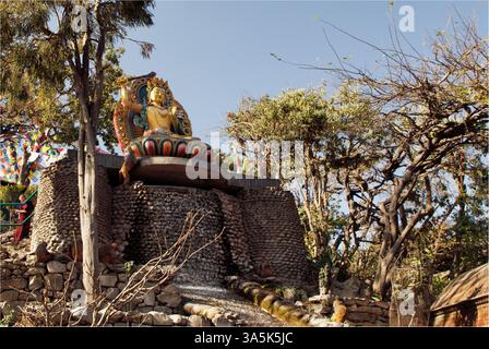Kathmandu, Nepal - 11. Februar 2025 - Eine große, farbenfrohe Statue eines Dummels, die auf einem reich verzierten Podest im Freien sitzt Stockfoto