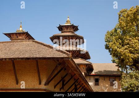 Bhaktapur, Nepal - 11. Februar 2025 - altes religiöses Denkmal, das sowohl einheimische Gläubige als auch neugierige Touristen anzieht Stockfoto