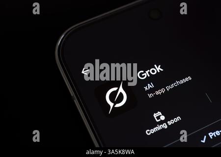 Die grok AI App im android App Store wird auf einem Smartphone-Bildschirm mit Logo angezeigt. Stafford, Vereinigtes Königreich, 23. März 2025 Stockfoto