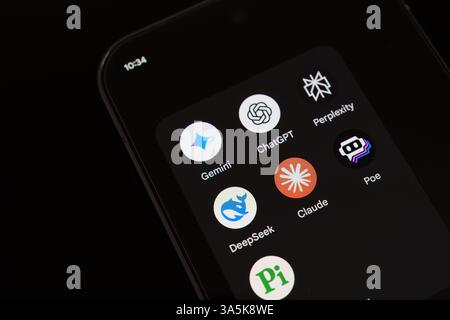 KI-Chatbot-Apps wie Gemini, ChatGPT, Claude, Perplexity, Poe, DeepSeek und Pi auf der Nahaufnahme des Smartphone-Bildschirms. Stafford, Vereinigtes Königreich Stockfoto