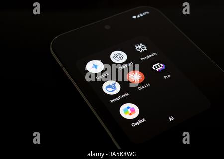 ChatGPT-App, Claude, Copilot, Claude-App, DeepSeek, Perplexity, chatGPT, gemini, Pi-App, Poe-Apps auf dem Smartphone-Bildschirm Stockfoto