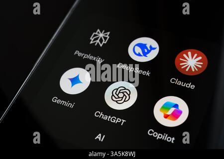 Nahaufnahme des Smartphone-Bildschirms mit dem Ordner AI mit sechs prominenten Apps für künstliche Intelligenz: Perplexity, DeepSeek, Claude, Gemini, ChatGPT, Stockfoto
