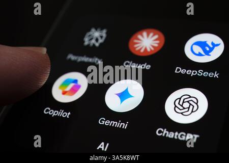 Nahaufnahme eines Fingers, der mit einem Smartphone interagiert und KI-Apps wie Perplexity, Claude, DeepSeek, Copilot, Gemini, und ChatGP Stockfoto