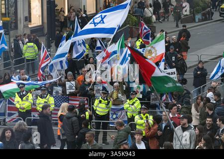 London, Großbritannien. 23. März 2025. Pro-israelische Gegendemonstration mit iranischen Monarchisten im Oxford Circus, während der jährliche Al-Quds-Marsch auf dem Weg zum Portland Place in der Nähe der BBC vorbeizieht. Die Veranstaltung, benannt nach dem Arabischen für Jerusalem, ist Ausdruck der Unterstützung für Palästina und gegen Israel und den Zionismus und die Besetzung Ostjerusalem. Sie wurde erstmals nach der islamischen Revolution im Iran 1979 ausgetragen und ist weltweit sowohl in muslimischen als auch in nicht-muslimischen Ländern geprägt. Quelle: Ron Fassbender/Alamy Live News Stockfoto