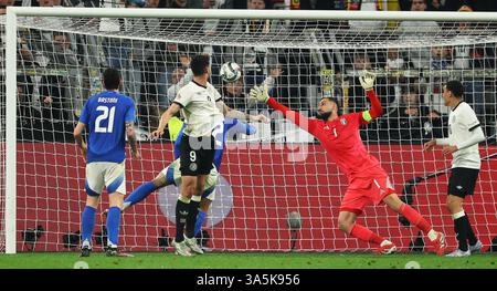 Dortmund, Deutschland. März 2025. Fußball: Nationalliga A, Deutschland - Italien, Play-off-Runde, Viertelfinale, zweites Leg, Signal Iduna Park, Deutschlands Tim Kleindienst (2. von links) führt das Tor mit 3:0 gegen Italiens Torhüter Gianluigi Donnarumma (2. von rechts). Quelle: Christian Charisius/dpa/Alamy Live News Stockfoto