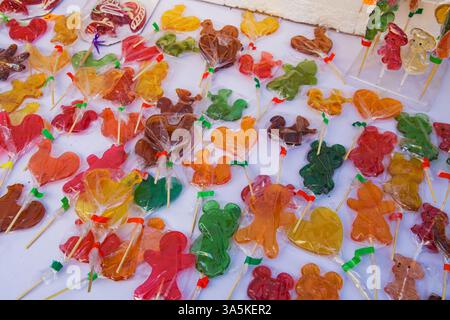 Bunte Zuckerlutscher auf dem Thekentisch auf dem Stadtfest Stockfoto